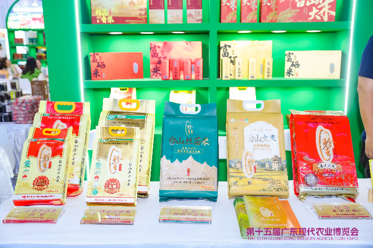 图说:广东正推动粮农一体,产加销深度融合,图为现场展示的精品米面产品.JPG