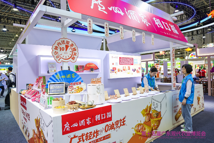 图说:广州酒家展位上,各色美食点心琳琅满目.JPG