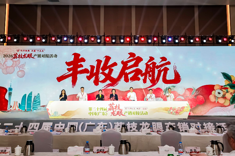 2025年仲夏，一项名为“媒体+”的创新实践在广东“百千万工程”的宏大叙事中起笔。倏忽一载，从纸上蓝图到田间实景，从单点突围到全域开花，这把以公信力和创造力打磨的犁铧，已然在南粤沃野犁开一道道深刻的时代垄沟。.jpg