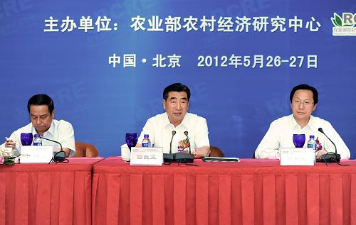 5月27日,中共中央政治局委员、国务院副总理回良玉在北京出席第五届中国农村发展高层论坛并发表讲话。新华社记者 马占成 摄